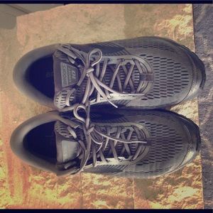 Men’s tennis shoes